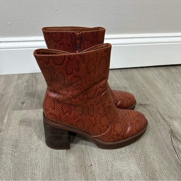 Women's Universal Thread Shoes Jenna Platform Boots Brown Patterns Size 8.5 - Picture 3 of 8